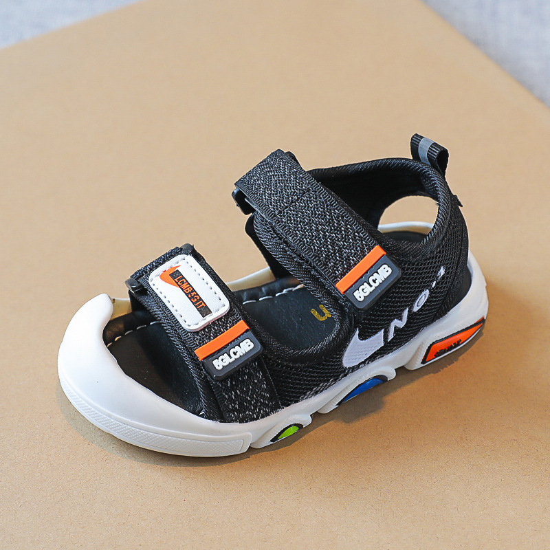 2022 verano nuevas sandalias de playa de fondo suave para niños luz intermitente anti-kick zapatos para niños entrega de una sola pieza