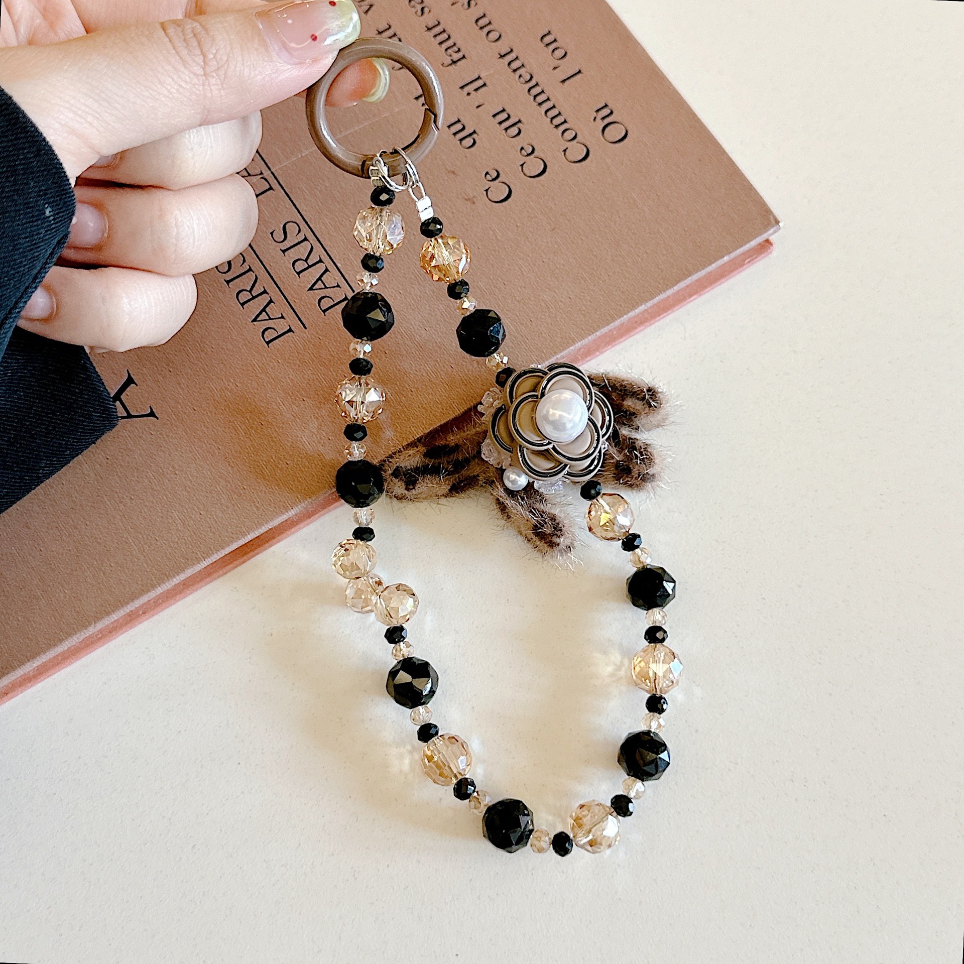 Cadena para colgar para teléfono móvil de alta gama hecha a mano de boutique, cadena para colgar para camelia de lujo ligero, cordón para teléfono móvil de moda, cadena corta/colgante