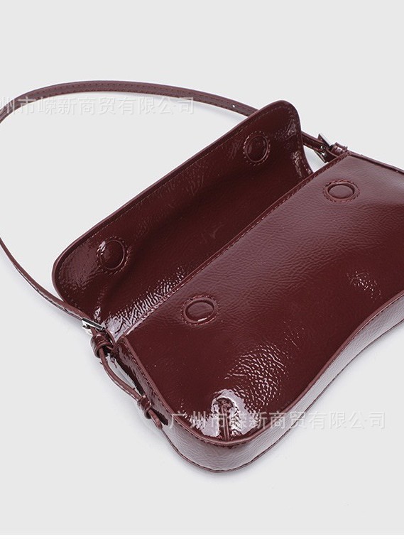 Bolso de axila de palo francés rojo de ZR de la casa transfronteriza 2024 otoño nuevo bolso de hombro retro con solapa de viajero simple de moda