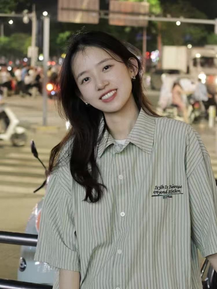 ストライプの半袖のシャツの女子学生の夏の日本のファッションのブランドのゆったりしたレトロな重ね着のカジュアルな工装の刺繍のシャツのファッション