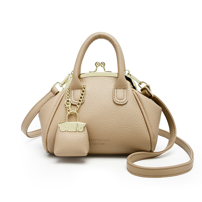 Venta al por mayor primavera y verano nuevo estilo bolso femenino retro bolso de clip bolso de mano moda todo fósforo bolso pequeño de mensajero de un solo hombro femenino
