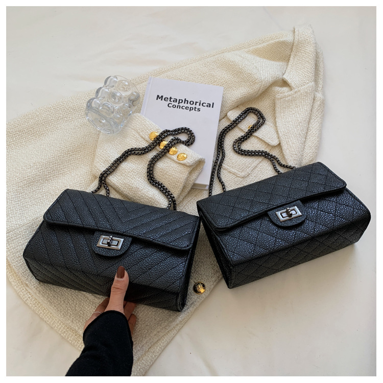 Vrouwelijk Medium Kunstleer Effen Kleur Ruit Street High Street Vierkant Flip Onderarmtas display picture 8