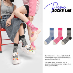 Stylish black and white striped socks for girls, suitable for spring and autumn, made of cotton, Instagram-inspired cute and simple, wearable for summer, mid-calf length socks for women.