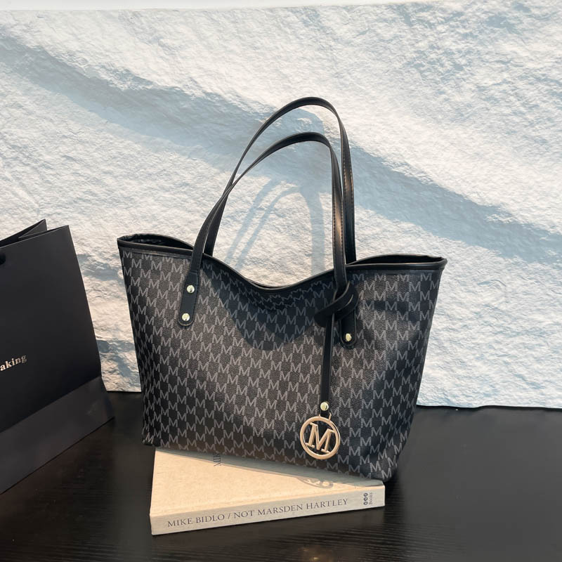 Bolso de moda para viajar bolso de mujer 2025 nueva primavera nicho popular bolso de hombro de gran capacidad bolso de mano