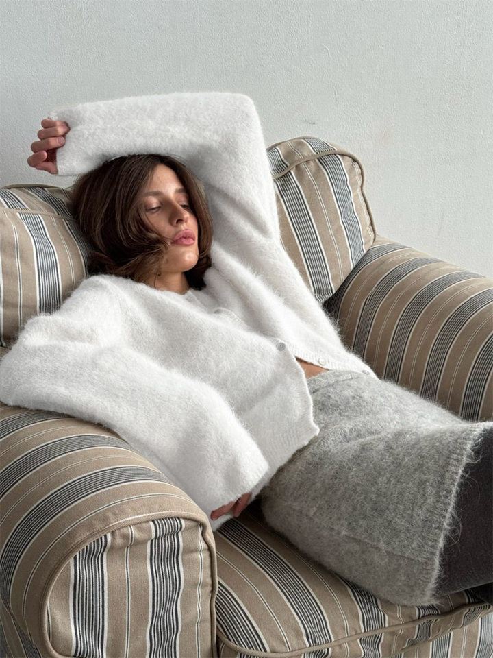 Áo khoác cardigan len nữ dáng rộng một hàng cúc, chất liệu dệt kim mềm mại, phong cách thanh lịch — Màu hồng nhạt (hàng có sẵn), Màu xanh lá cây (có hàng), Màu xanh ô liu (đốm), Màu xanh đậm (Còn hàng) chi tiết 4