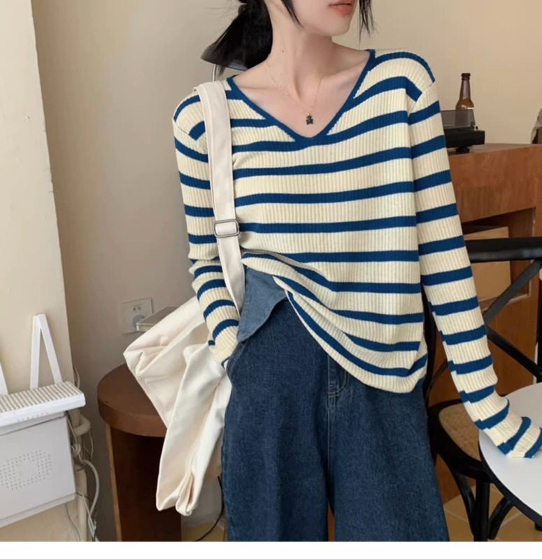 シックなvネックのフランス風の気質の長袖tシャツの女性のピットのねじの春と秋の冬は色のストライプの底のシャツの上着にぶつかります。|undefined