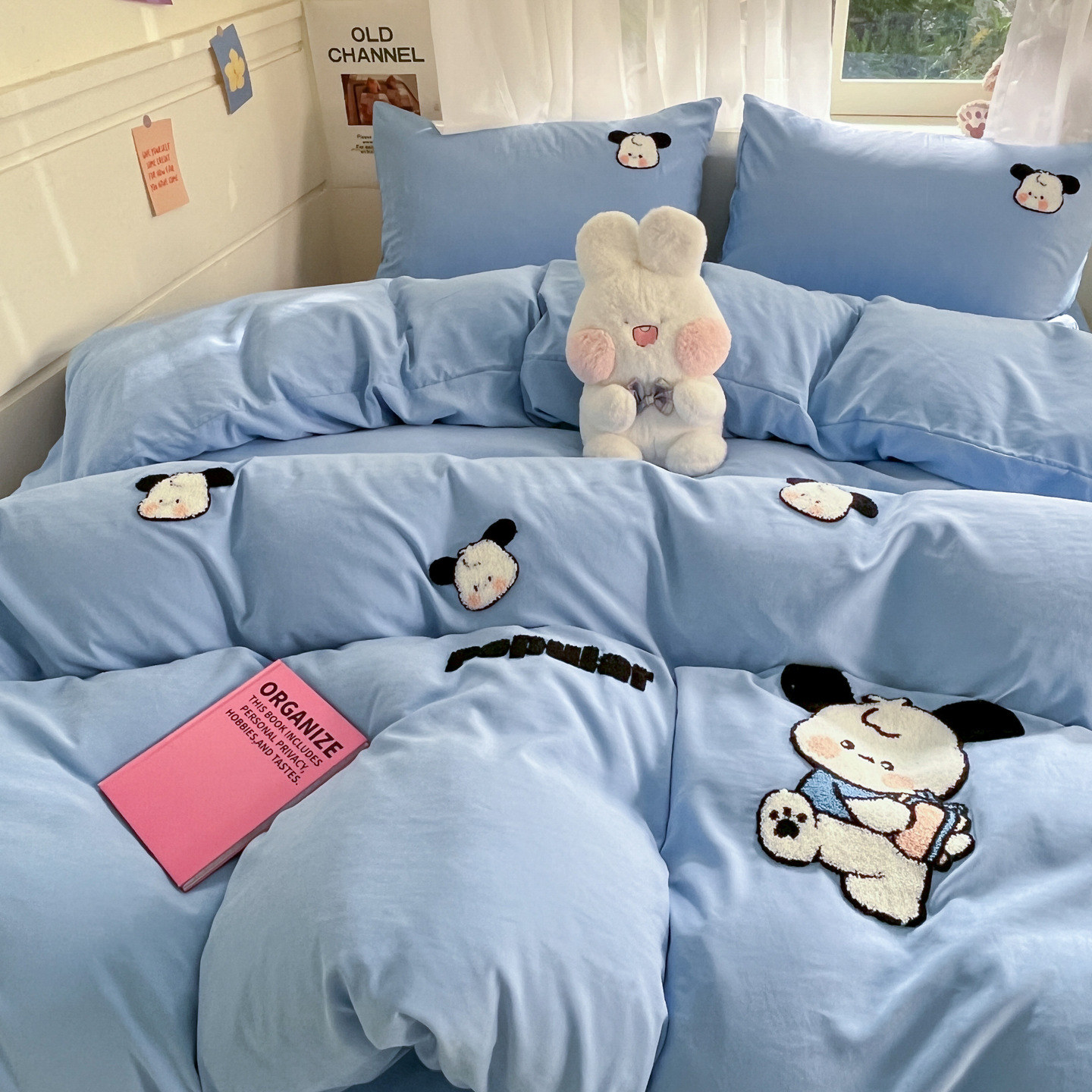 Una clase de toalla de algodón bordada de cuatro piezas de dibujos animados encantadores inmediatamente ricos dormitorios de estudiantes de tres piezas de colcha de cama