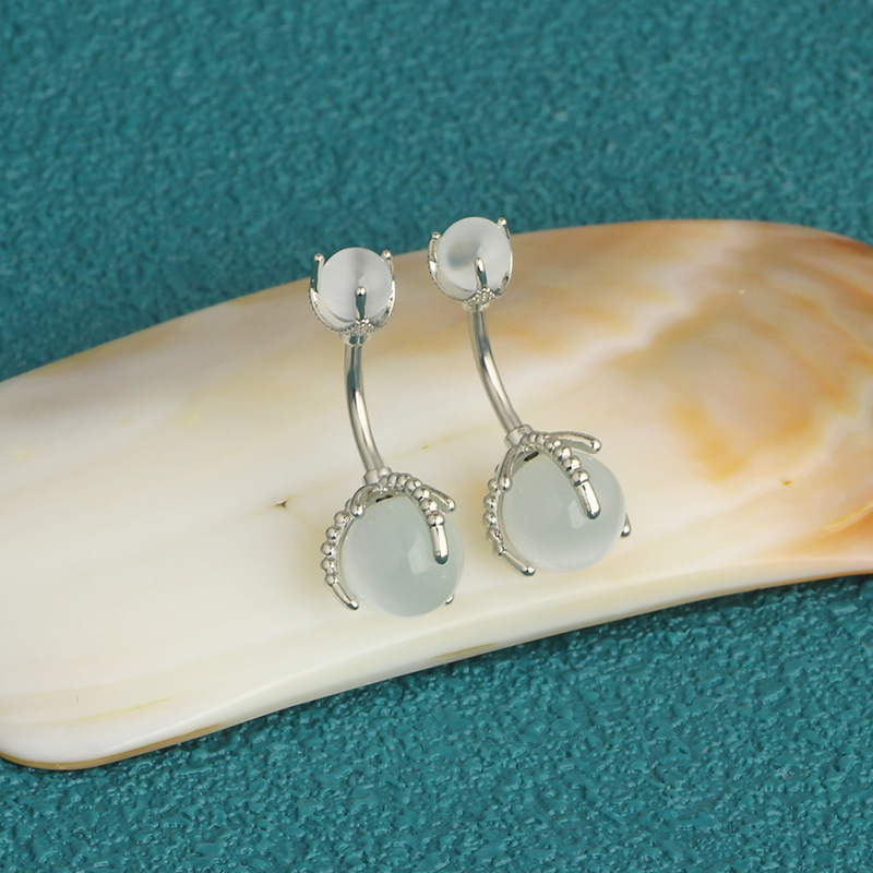 16G labret stud size and finish detail