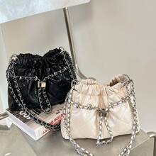 小香风褶皱垃圾袋包包女2026新款菱格链条抽绳水桶包单肩斜挎包