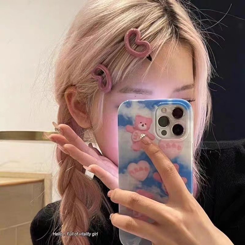Cute candy-colored heart-shaped hair clips for women, petite size, Instagram-worthy side clips, trendy bang clips, and delicate hair accessories.