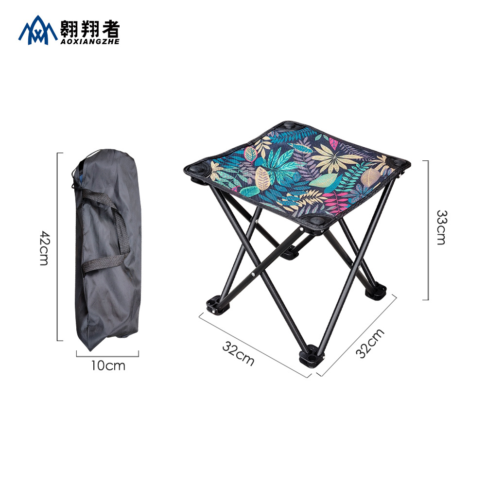 확대되고 높아진 나뭇잎 모양의 사각 스툴