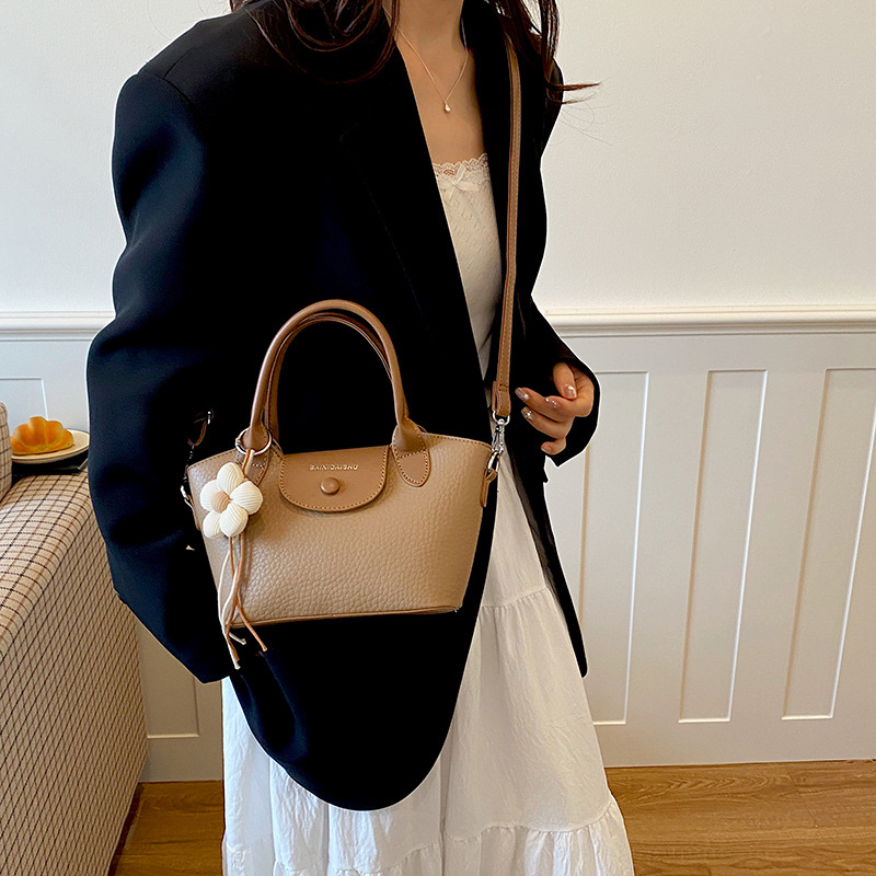 Fashionable and simple hand-held small square bag, 2026 summer new model, simple casual shoulder bag, Korean-style niche crossbody bag for women