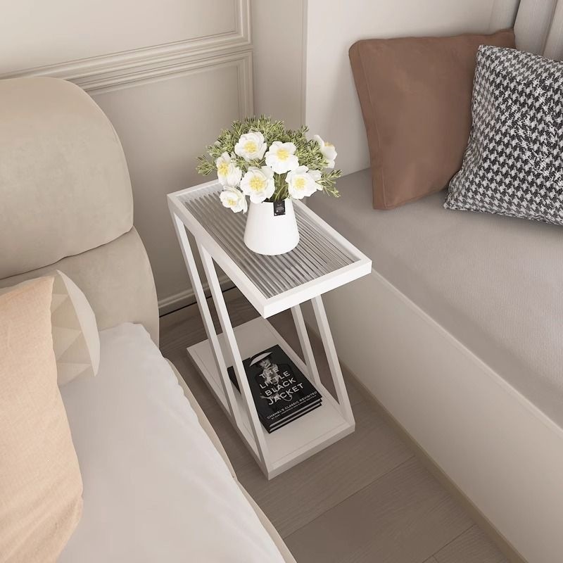 Estante de almacenamiento al lado de la cama de dormitorio pequeño sofá estrecho sala de estar mesa de té de vidrio en forma de Z mesa