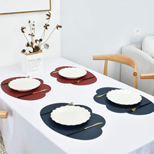 创意仿皮云朵形状餐垫，双面可翻转使用设计，可水洗可擦拭餐桌垫