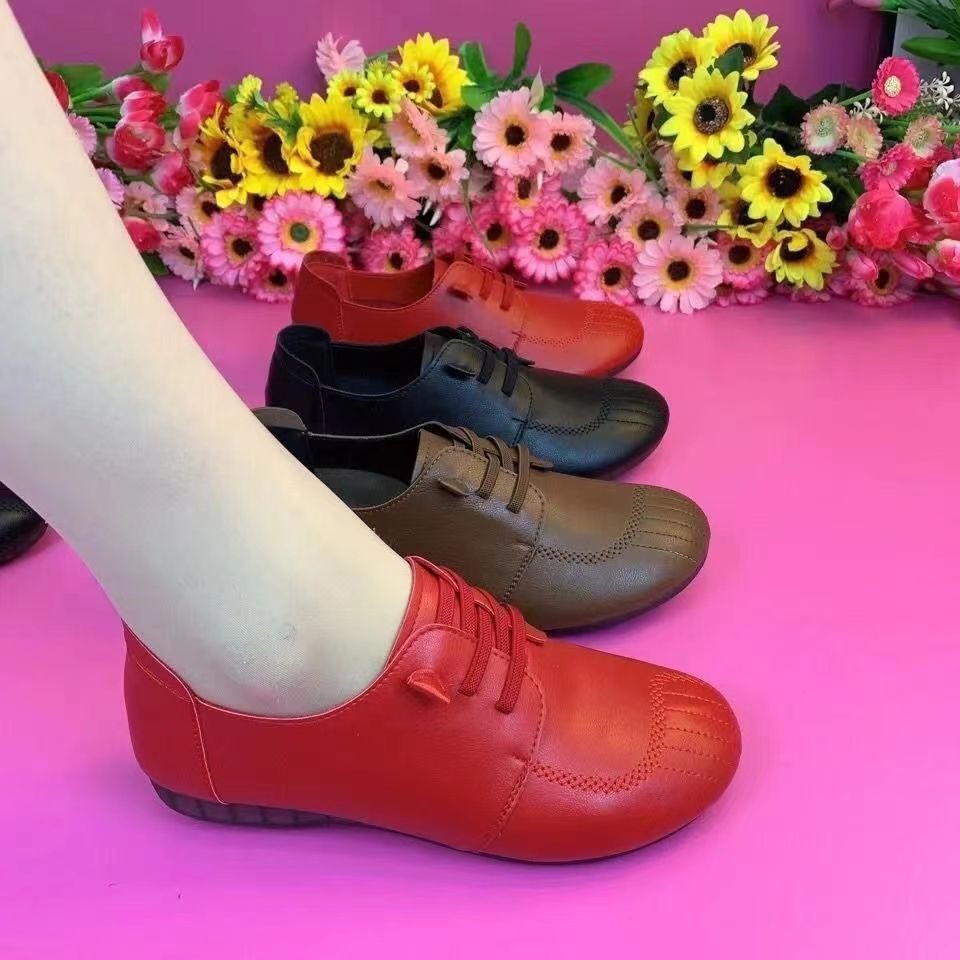 2026 primavera nueva zapatos de madre de cuero suave, zapatos de cuero de mediana edad, zapatos de cuero antideslizantes y resistentes al desgaste