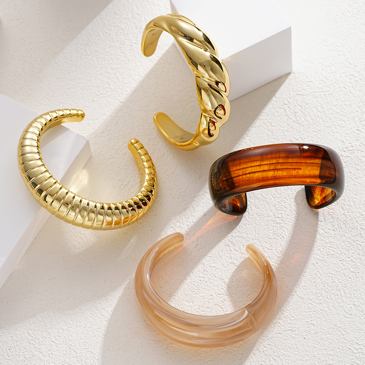 Han Zhi Shang Europa y los Estados Unidos transfronterizos acrílico amplio borde pulsera ámbar estriada hueso de serpiente torcido pulsera dorada mujer