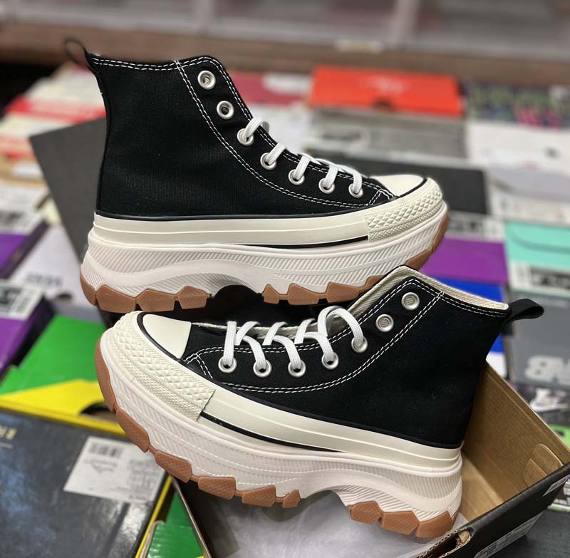 New 2025 New Black Low-Top Thick-Soled Height-Increasing Non-Slip Wear-Resistant Canvas Casual Shoes Couple Versatile_vogvips.com