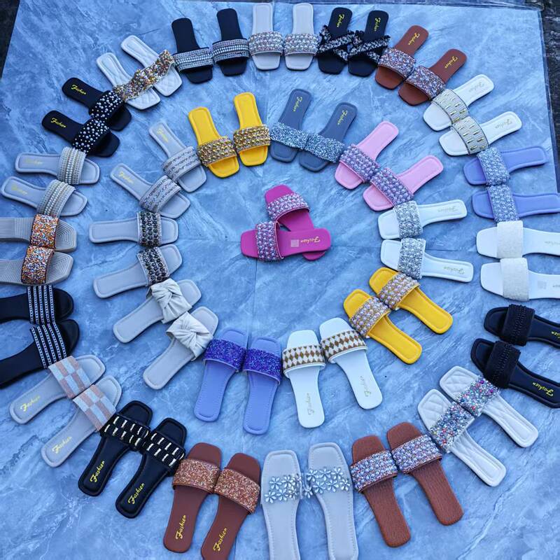 Slippers with Rhinestones for Women, Fashionable Open-Toe Flat Sandals for Outdoor Wear, Beach Style