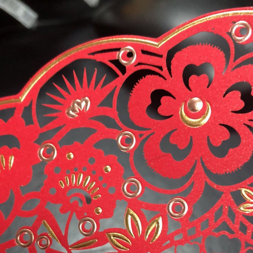 红包纸盒雕刻冲孔工艺，盒套激光打孔切割花形，纸卡镂花深圳提供