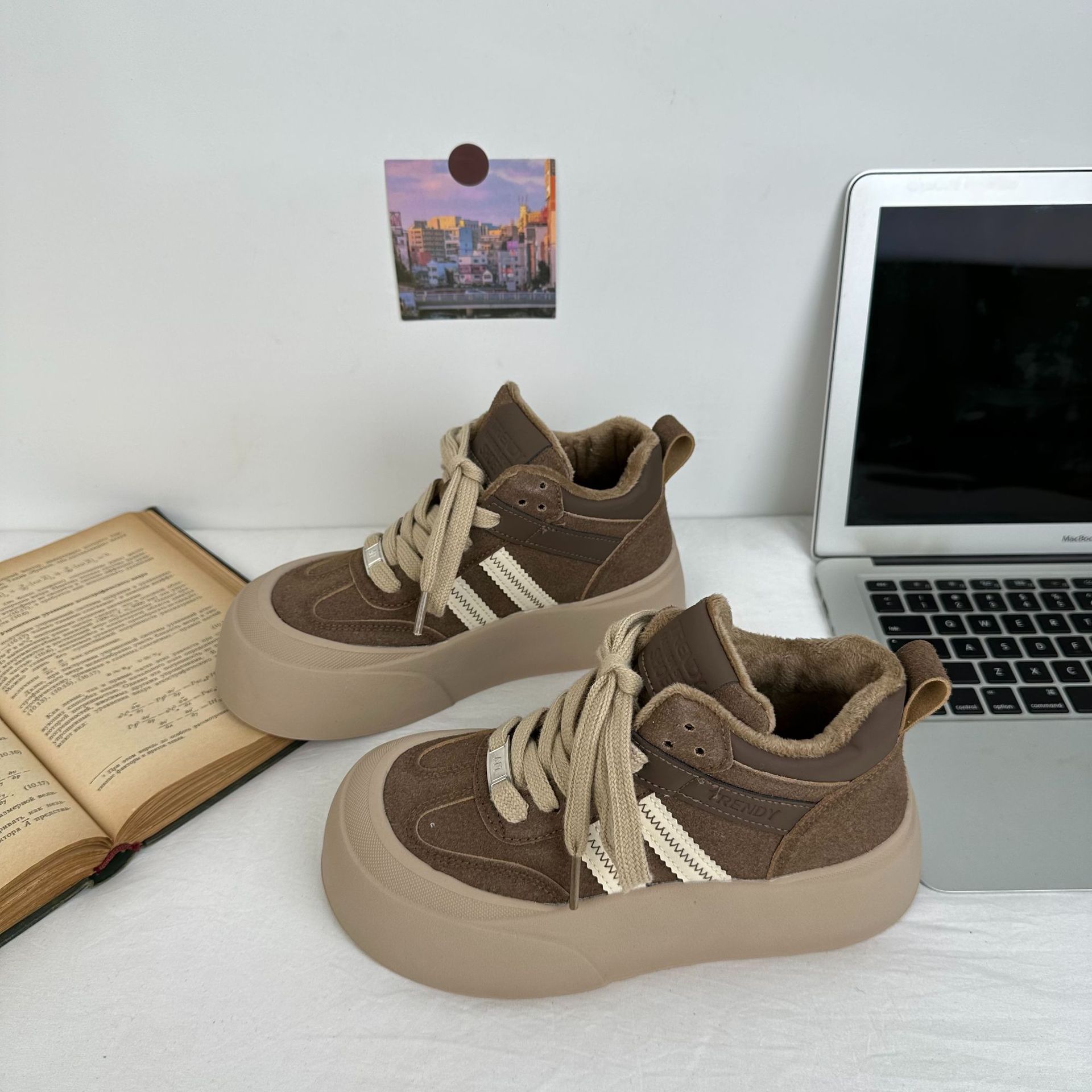Alta parte superior más pan de terciopelo pequeños zapatos blancos mujer 2024 otoño e invierno suela gruesa aumento zapatos casuales deportes todo-fósforo A9874