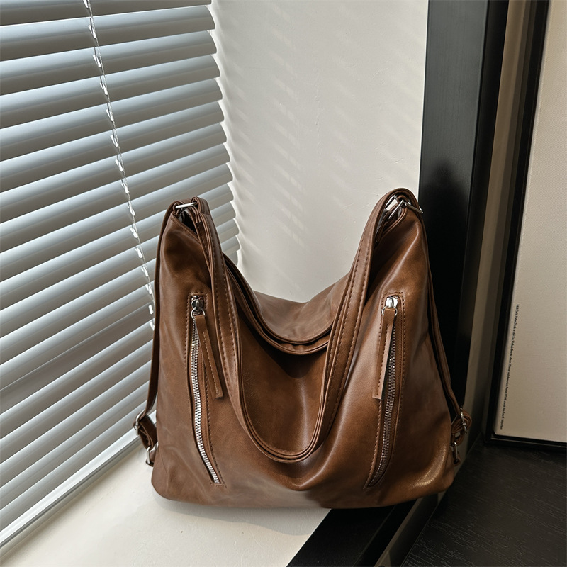 Bolsa de brazo de moda retro para mujeres otoño y invierno 2024 nueva mochila de gran capacidad para viajar, alta sensación de mochila de hombro