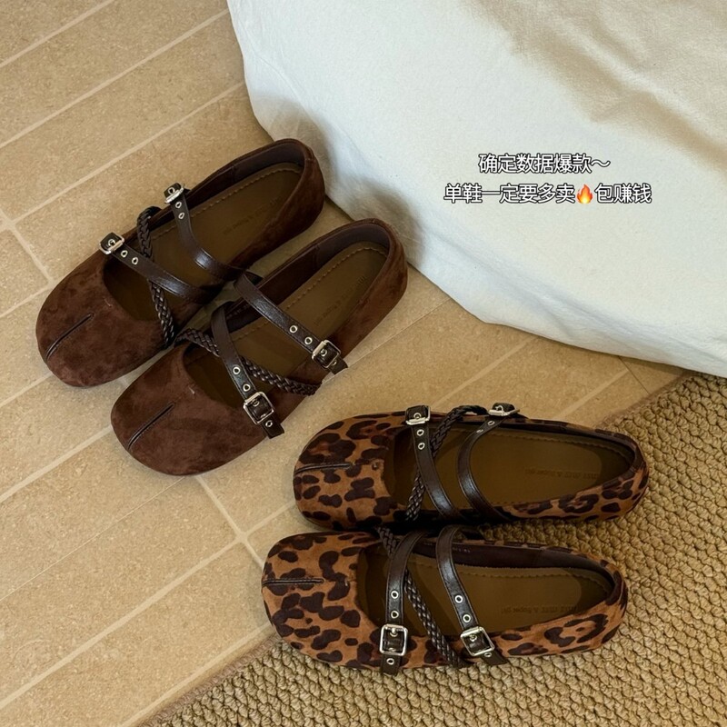 2026 Autumn French Retro Faux Split-Toe Cross-Strap Suede Leopard Print Round-Toe Mary Jane Shoes to Match with Skirts 2026 Autumn French Retro Faux Split-Toe Cross-Strap Suede Leopard Print Round-Toe Mary Jane Shoes to Match with Skirts