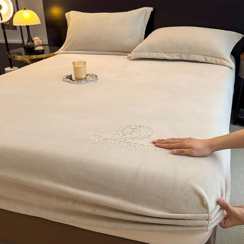Milk Velvet Fitted Bed Sheets Single Piece Coral Velvet Bedspread Fleece-Lined Thickeneded Mattress Cover Protective Cover Simmons Bed Cover Three-Piece Set