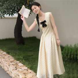 法式方领款小众波点设计夏天裙子新款爆款气质高级收腰显瘦连衣裙