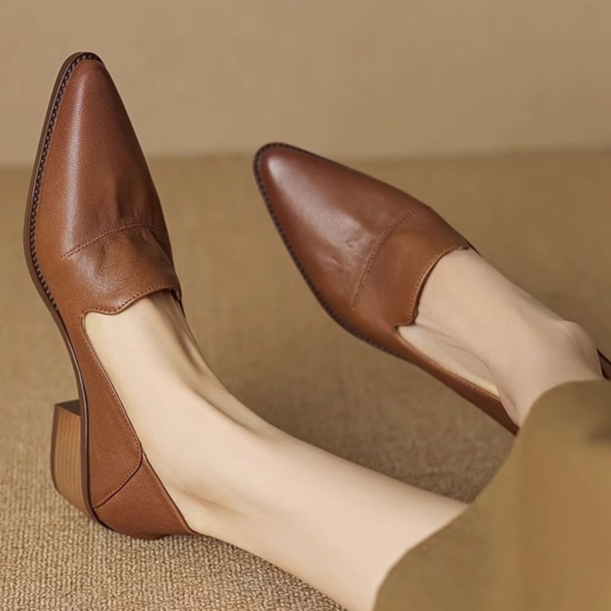 2025年新款舒适乐福鞋女软皮尖头小皮鞋中跟粗跟浅口休闲百搭单鞋