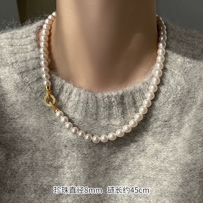 Elegant necklace from pearl