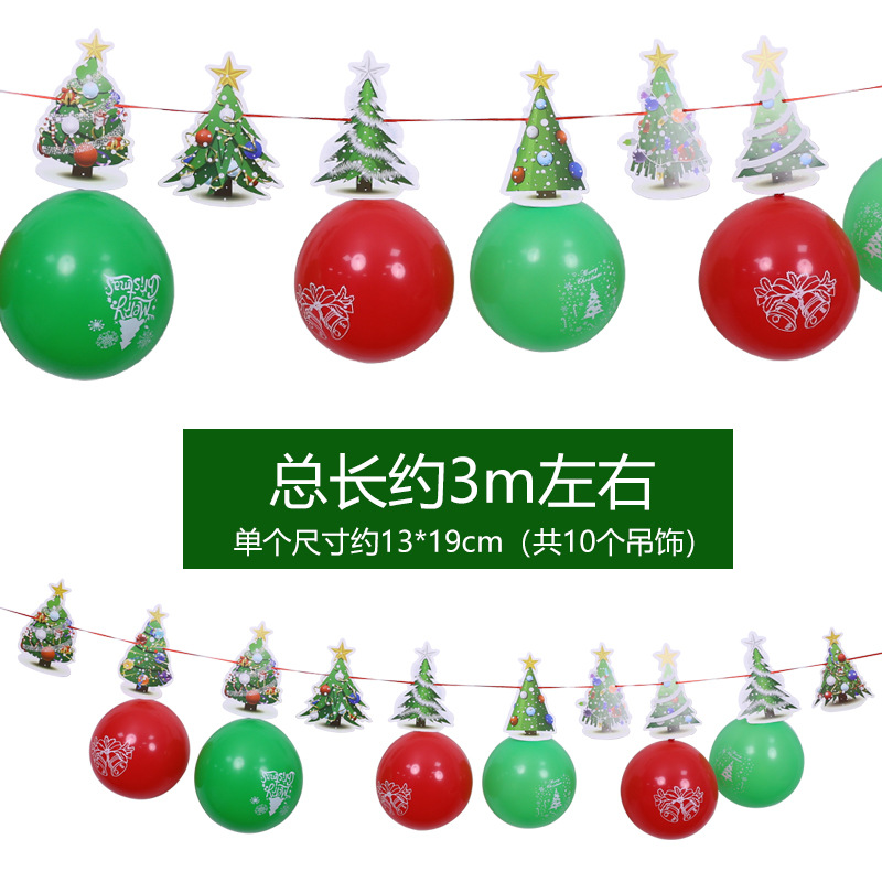 Tirando de la bandera-árbol de Navidad más globos