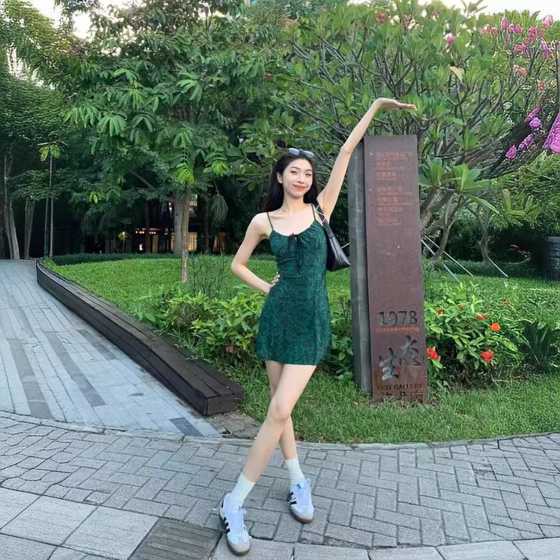 Dark green retro floral dress women's spring and summer French high waist slim slimming sleeveless suspender skirt hot girl skirt Dark green retro floral dress women's spring and summer French high waist slim slimming sleeveless suspender skirt hot girl skirt