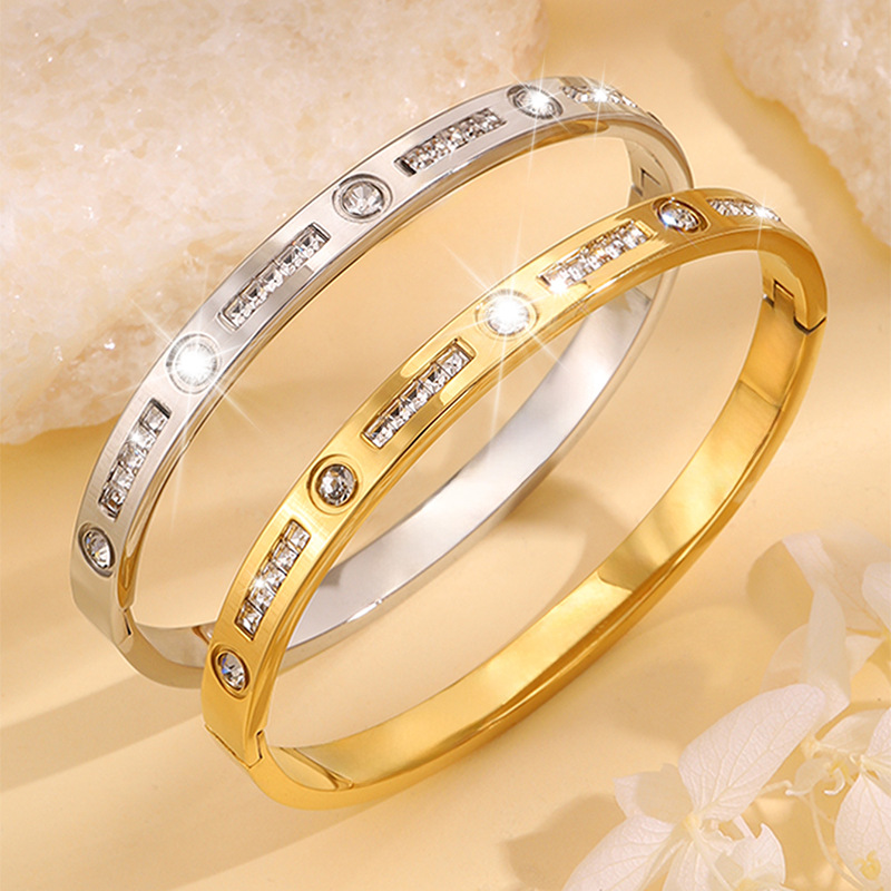 Pulsera de Acero Titanium para Mujer de Acero Inoxidable Bañado en Oro de 18K con Diamantes