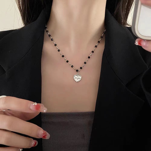 Love pendant necklace women's high-end design niche light luxury beaded clavicle chain sweatshirt sweater chain accessories necklace