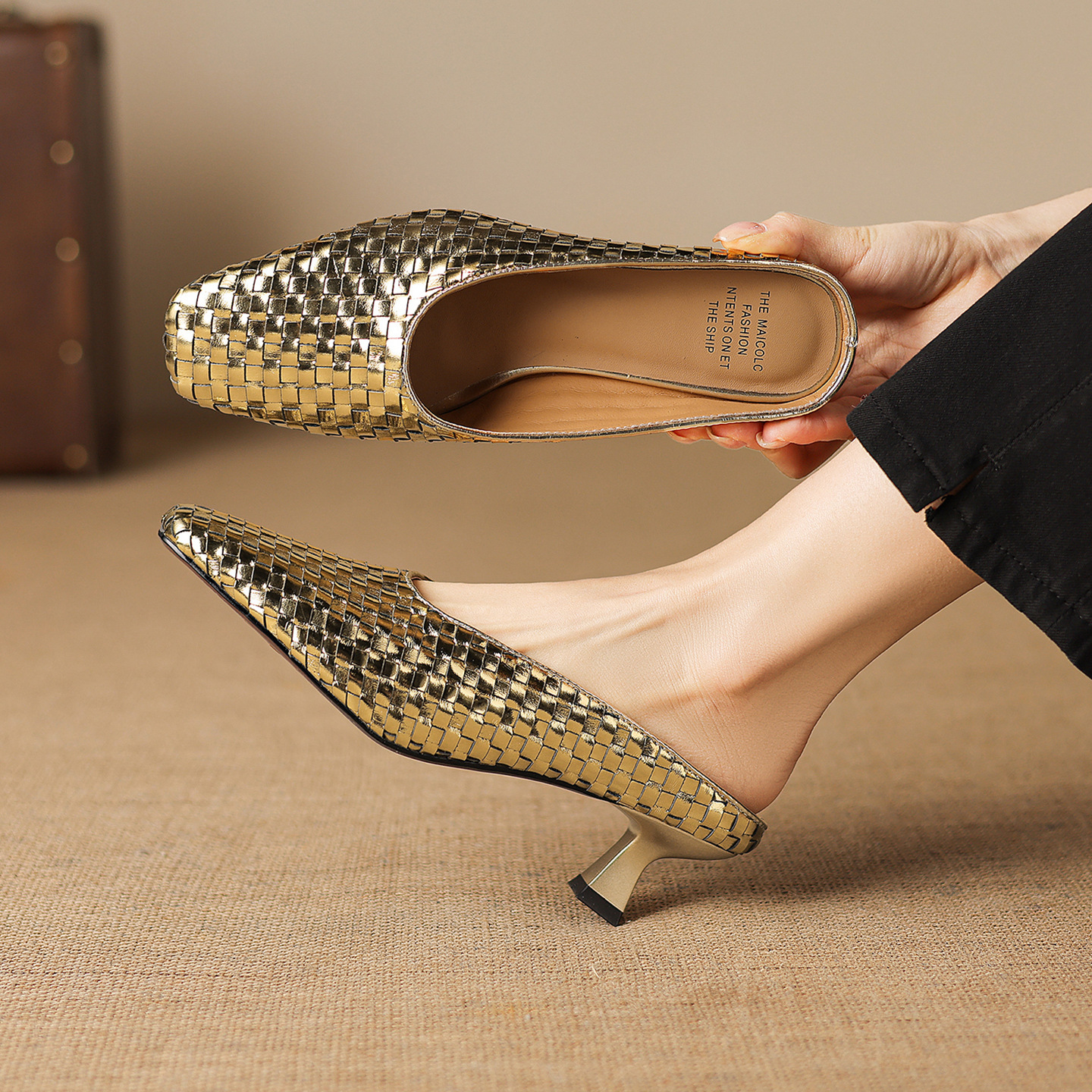 Sandal nữ mũi nhọn dệt vàng, gót 5 cm, phong cách thời trang — màu vàng