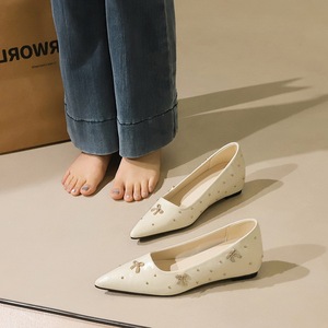 8699-32 Retro French Pointed Commuter Women's Shoes, Shallow Mouth Rivet, Water Diamond Bow, Inner Height Boosting 