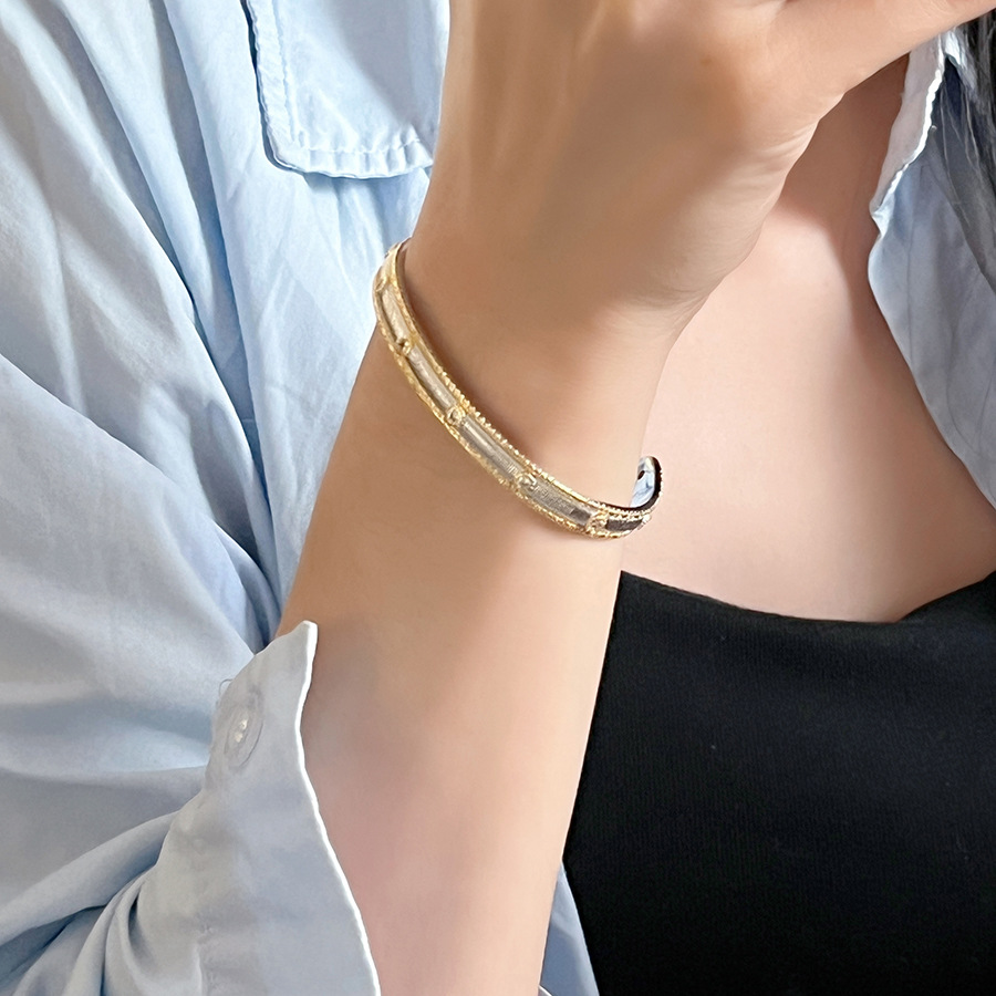 Pulsera abierta de dos colores de circón galvanizado en oro real de 18 quilates, pulsera de lujo ligero de alta gama, joyería de temperamento, joyería femenina