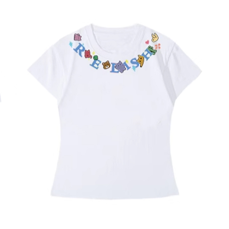 백인 여성 모델(파란색 글자)