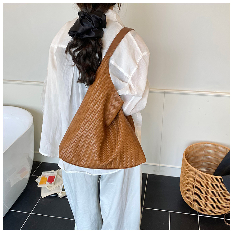 In 2025, a new Korean-style casual woven pattern large-capacity tote bag for women's commuting to work undefined