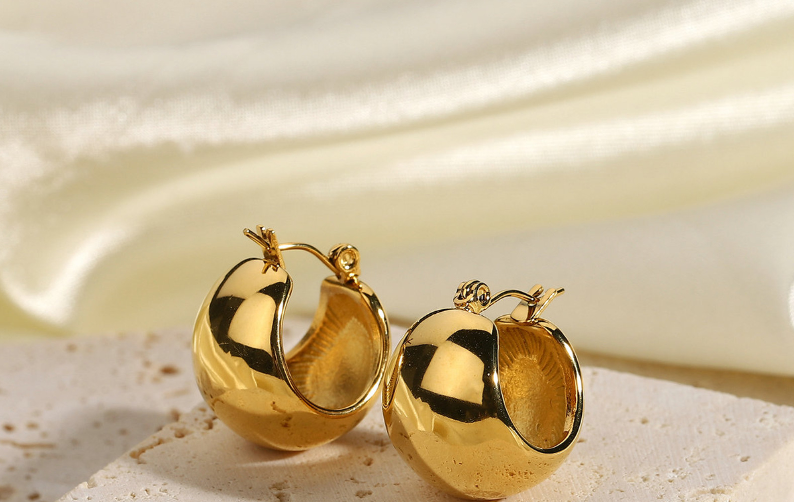 Simple Spherical Gold-plated Stainless Steel Earrings display picture 5