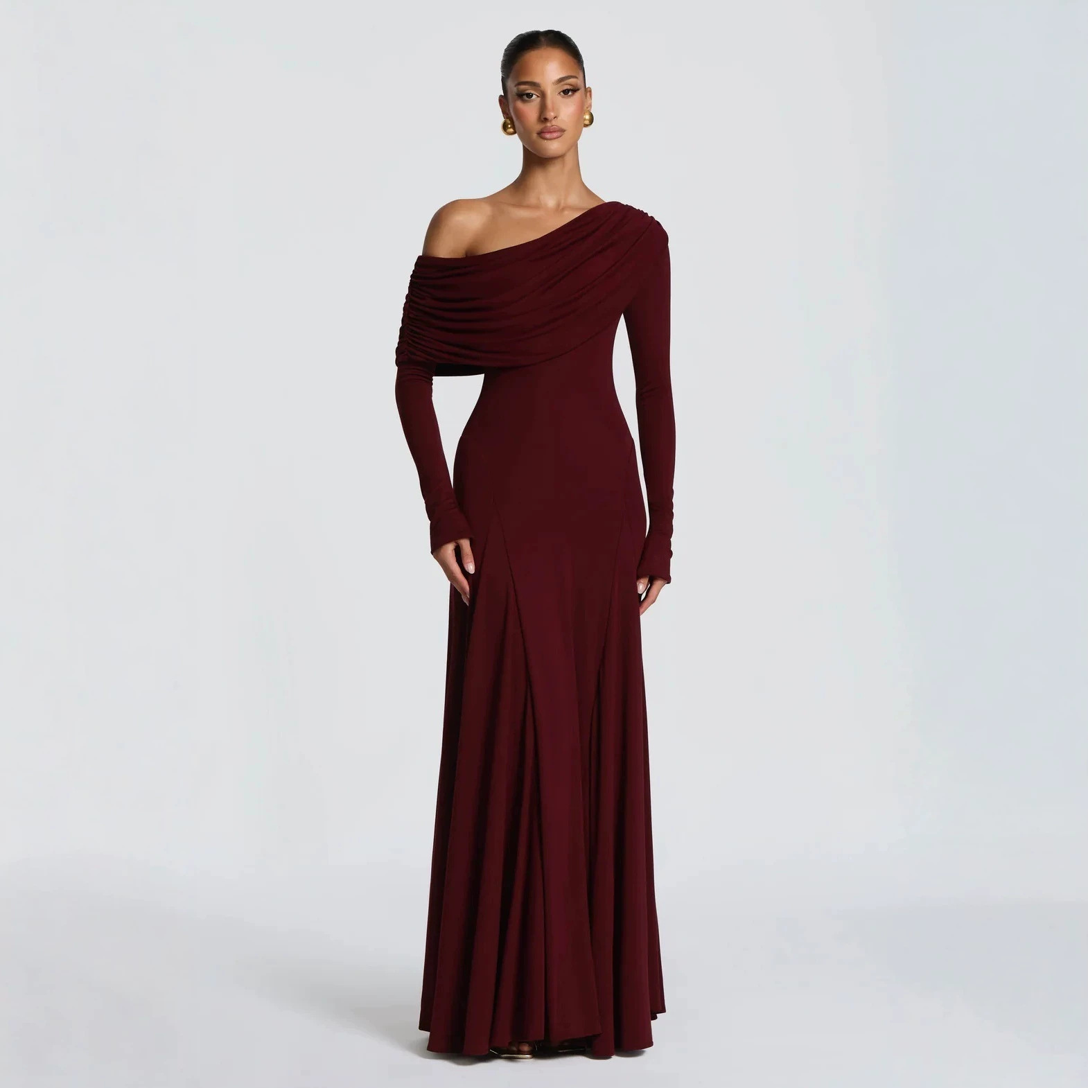 2026 mujeres europeas y estadounidenses transfronterizas hombros inclinados mangas largas cuello swing vestido plegado vestido de cintura sólida vestido delgado al por mayor image 1