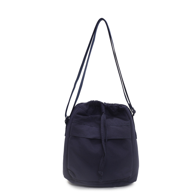 Bolsa de cubo de tela de nylon para damas 2025 nueva bolsa de hombro simple casual de estilo universal bolso de mochila de herramientas ligero