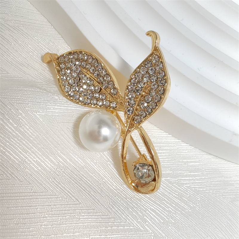 2024 새로운 스타일 우아한 황금 잎 하이 엔드 브로치 올 매치 고정 진주 옷 코세이지 세트 럭셔리 핀 여성