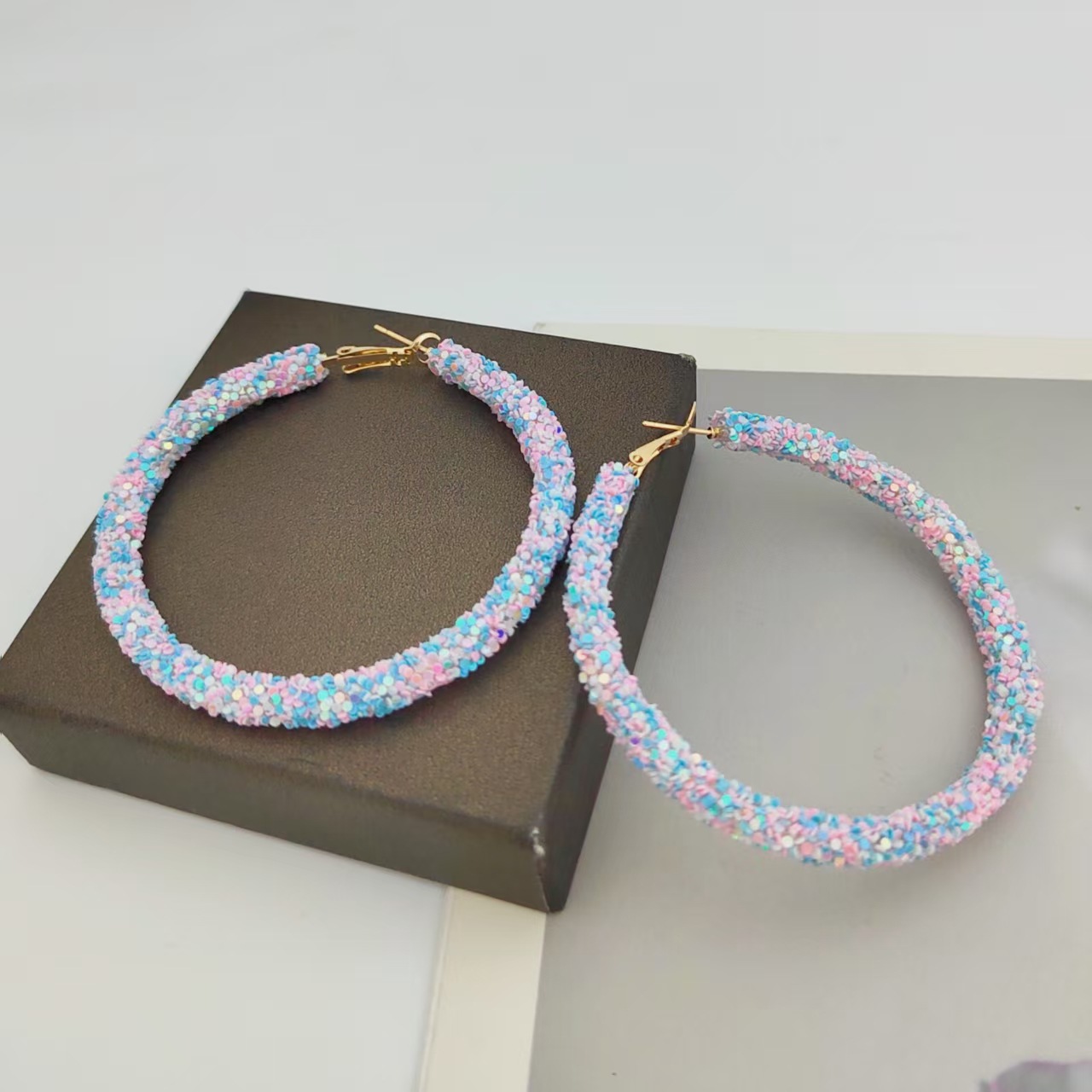 欧米風誇張スパンコール大丸型イヤリング　おしゃれなカラフルスパンコールキャンディーカラー個性派レディースイヤリング