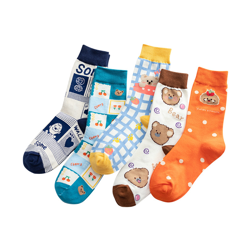 Calcetines de algodón de color puro de las mujeres de la mitad de la pantorrilla de dibujos animados lindo oso ins medias de moda al por mayor para la primavera, el otoño y los estudiantes de invierno