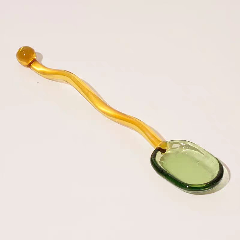 녹색 숟가락과 노란색 손잡이