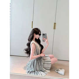 woppei 气质高级感黑白撞色渐变条纹V领收腰显瘦弹力针织连衣裙