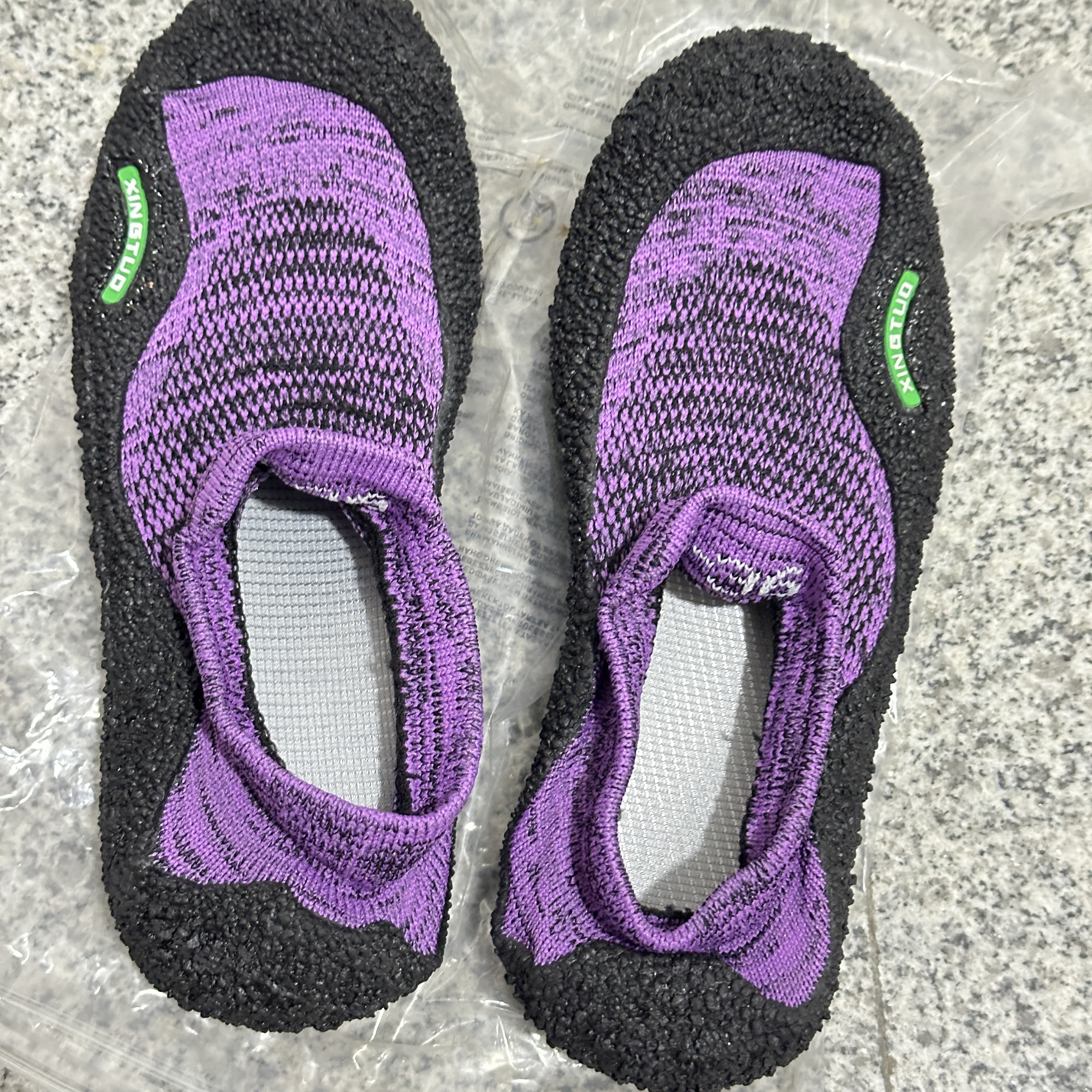 <unk> 2024 verano nuevos zapatos de playa para hombres nadar calcetines de buceo antideslizantes coreanos zapatos de snorkel para mujeres antideslizantes suela suave secado rápido