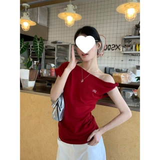 2026夏季新款辣妹红色斜肩短袖t恤女修身设计感露肩独特漂亮上衣
