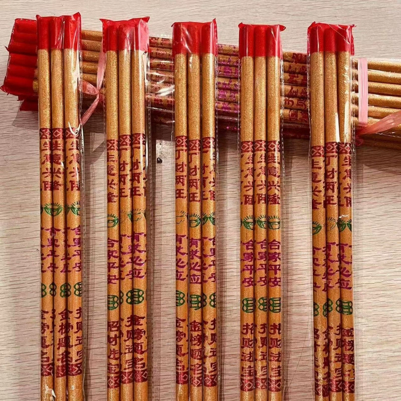 Гао Сян дома, чтобы отдать ладан Будде, чтобы сжечь ладан, чтобы поклоняться Будде.